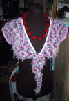 Vue de devant avec noeud et collier en feutre et perles rouges